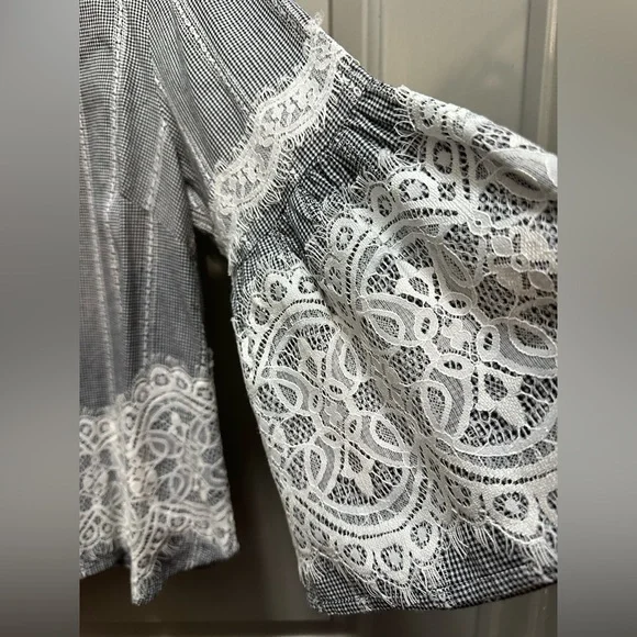 CeCe Size M Cotton Bell Sleeve Top NWOT - Picture 2 of 7